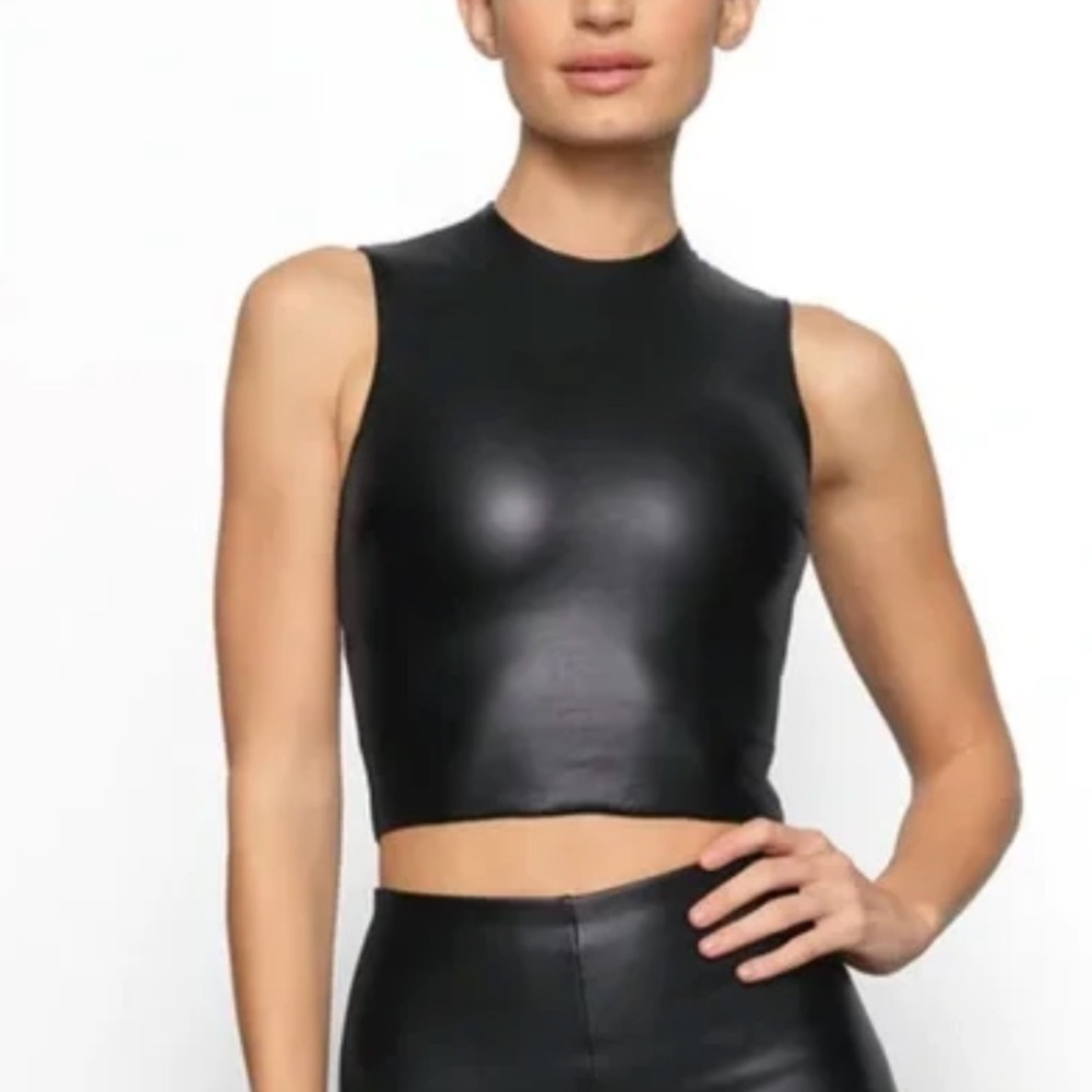 SKIMS FAUX LEATHER ONYX CREW NECK CROPPED TOP S